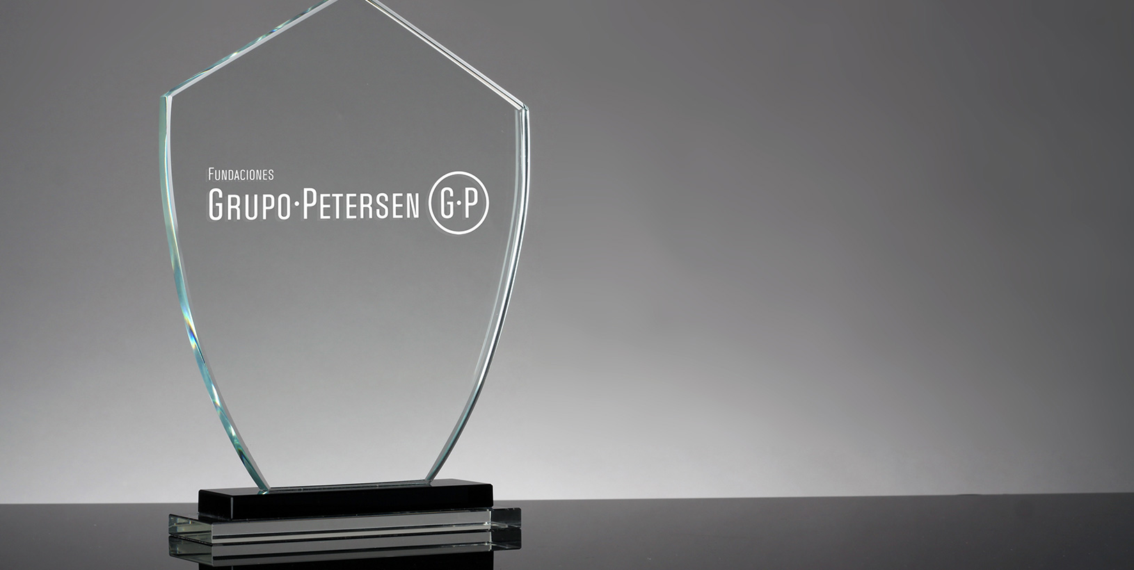 Imagen de Distinciones de Fundaciones Grupo Petersen - Se visualiza una especie de trofeo transparente
