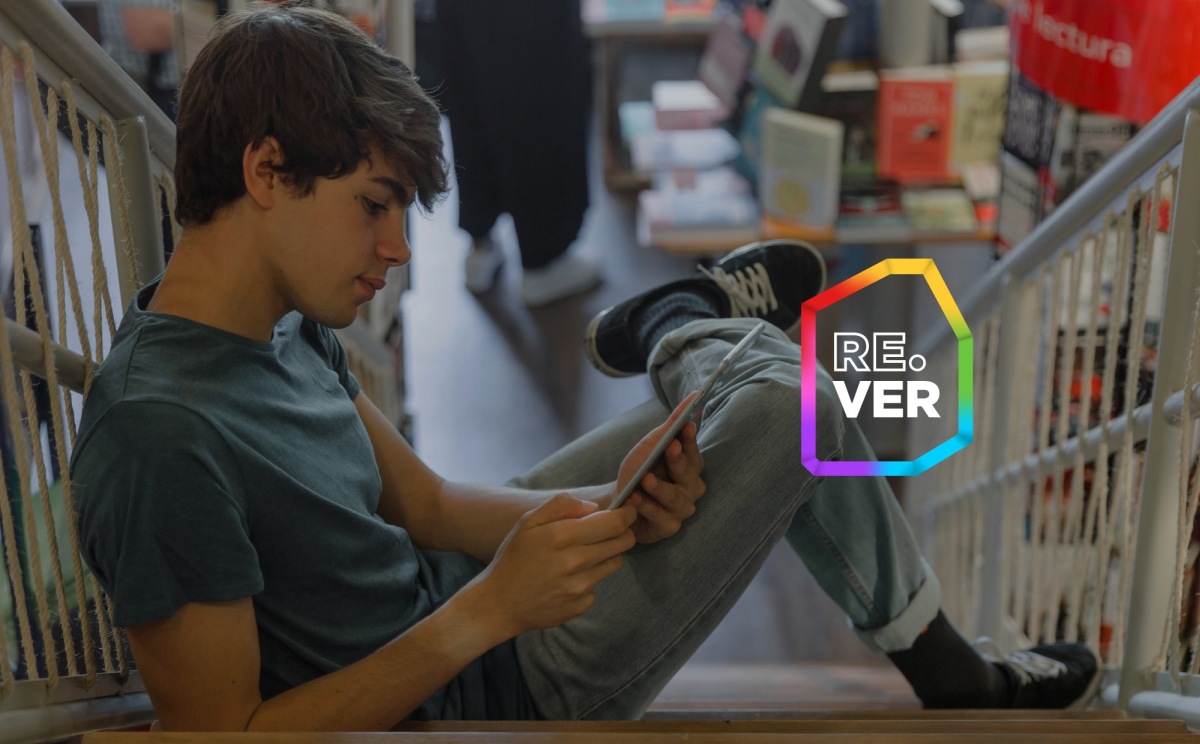 Imagen de novedad de Concurso de Lectoescritura y Comprensión. Se visualiza un joven sentado con una tablet en la mano.
